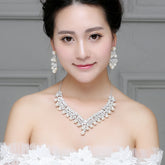 Bride Wearing Diamond & Pearl Bridal jewellery Set - Glöd of Sweden