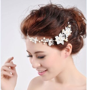 Woman Wearing Wedding Pearl Hair Clip - Glöd of Sweden