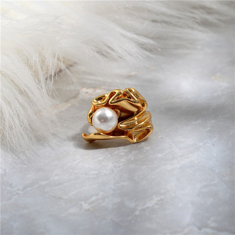 Pearl ring with leaves