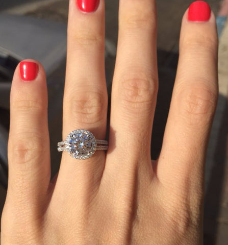 Woman Wearing Zircon Six Claw Diamond - Glöd of Sweden