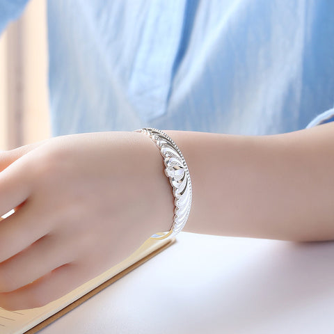 Girl Styling with Crown bracelet - Glöd of Sweden