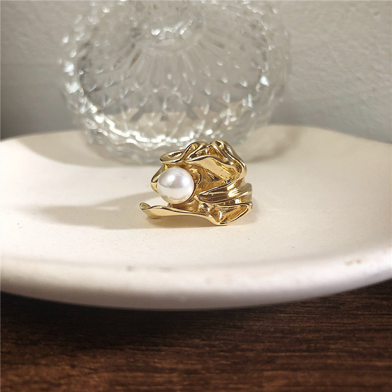 Pearl ring with leaves