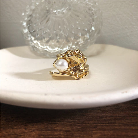 Pearl ring with leaves
