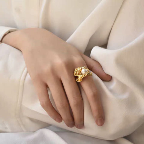 Pearl ring with leaves