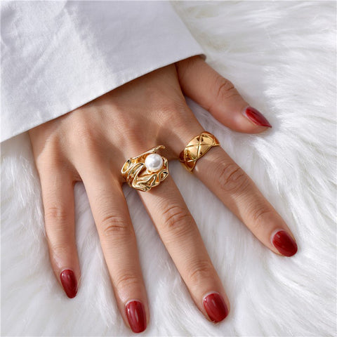 Pearl ring with leaves