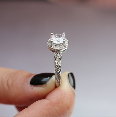 Woman Holding European Style Elegant Zircon Ring - Glöd of Sweden