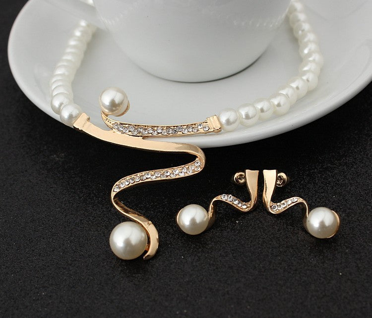 Diamond Crystal Pearl Necklace & Earrings Set