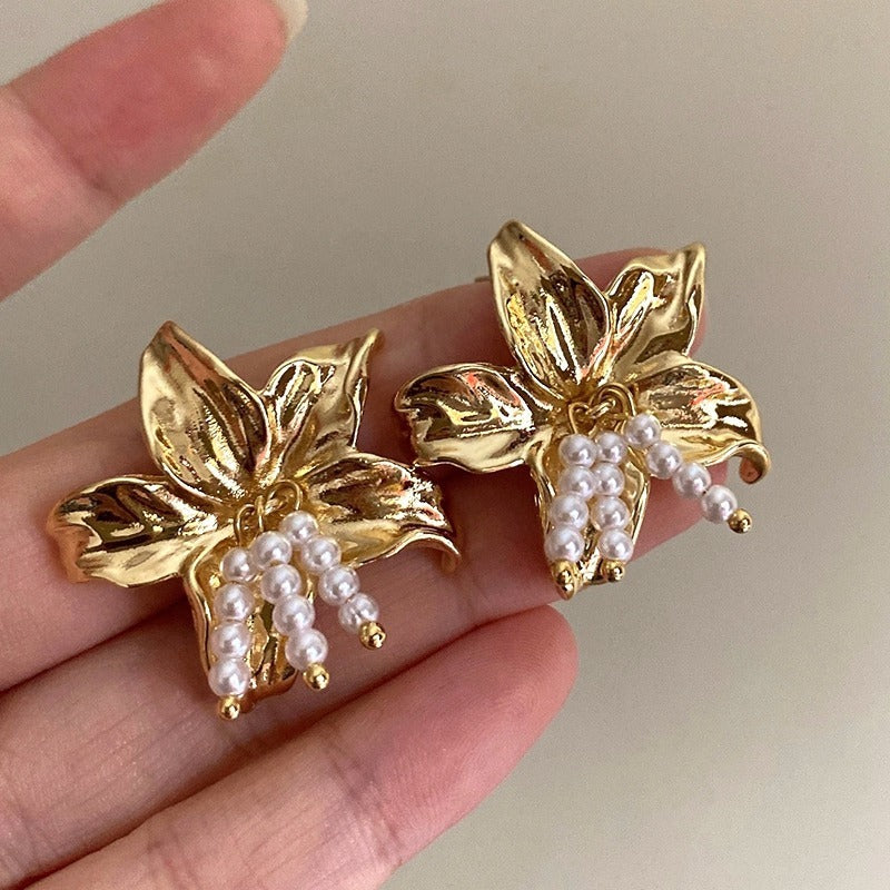 Exaggerated And Personalized Pearl Flower Earrings - Glöd of Sweden