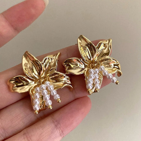 Exaggerated And Personalized Pearl Flower Earrings - Glöd of Sweden