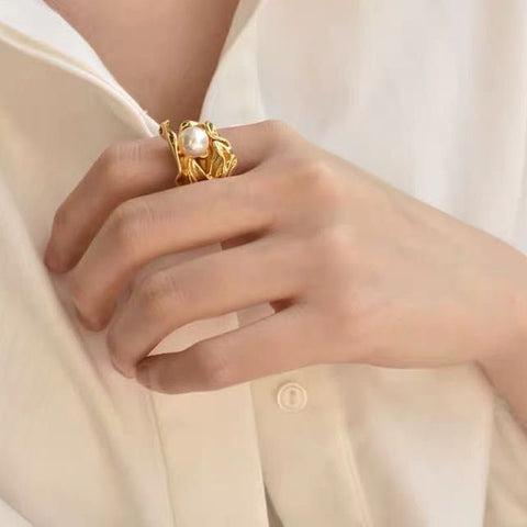 Pearl ring with leaves