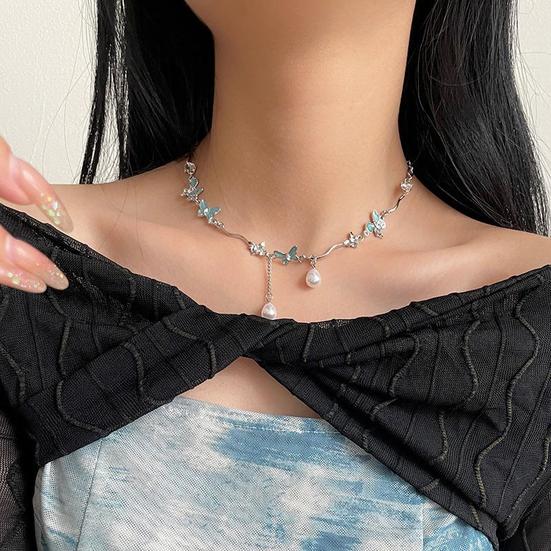 Woman Wearing Her Butterfly Stitching Pearl Tassel Necklace - Glöd of Sweden
