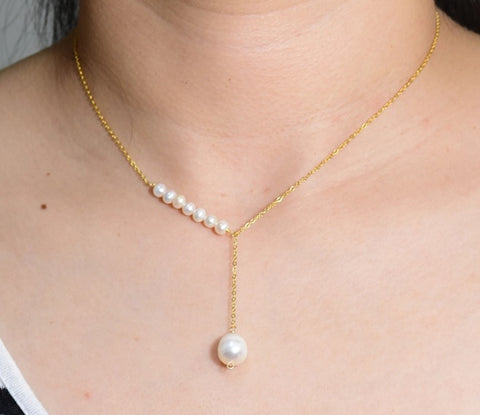 Woman Wearing Elegant Freshwater Pearl Necklace - Glöd of Sweden