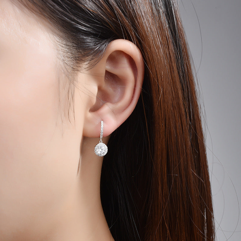 Woman Wearing the Electroplated Round Silver Earring - Glöd of Sweden