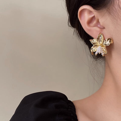 Girl Wearing Pearl Flower Earrings - Glöd of Sweden