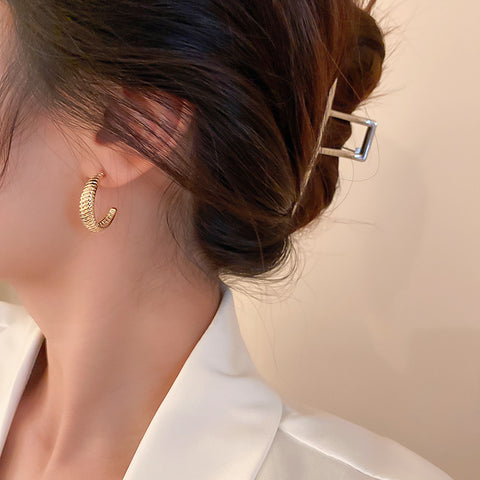 Electroplated Silver Needle Twill C-shaped Earrings
