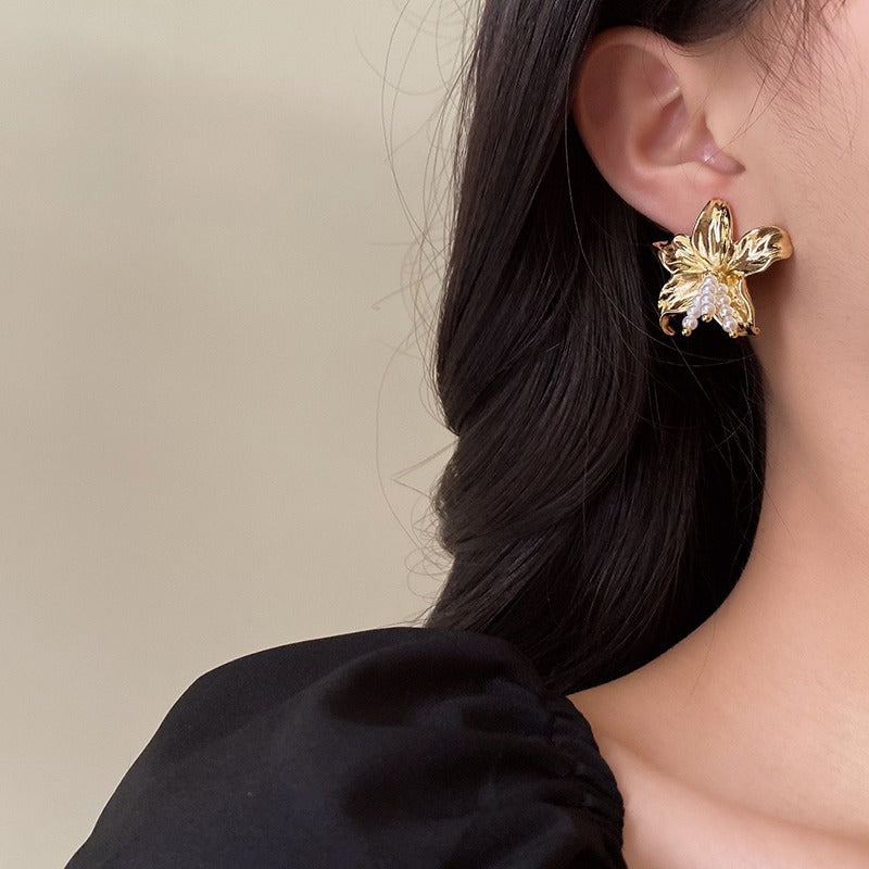 Elevate Your Everyday Outfit With This Pearl Flower Earrings - Glöd of Sweden